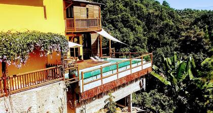 La maison jaune Serra Grande Paradise est ici.