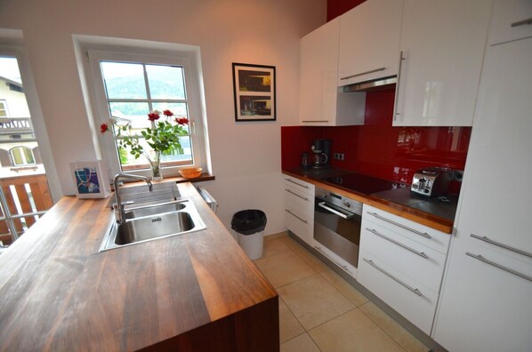 Kühlschrank, Mikrowelle, Ofen, Geschirrspüler