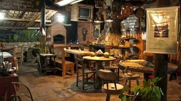 بوفيه فطور مجانًا يوميًا