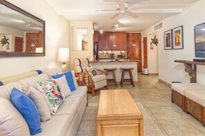 TV, books, stereo - 🌊 Wonderful Oceanfront Condo Newly Renovated! 🌅 - Hale Kona Kai 206 (Kailua Kona)