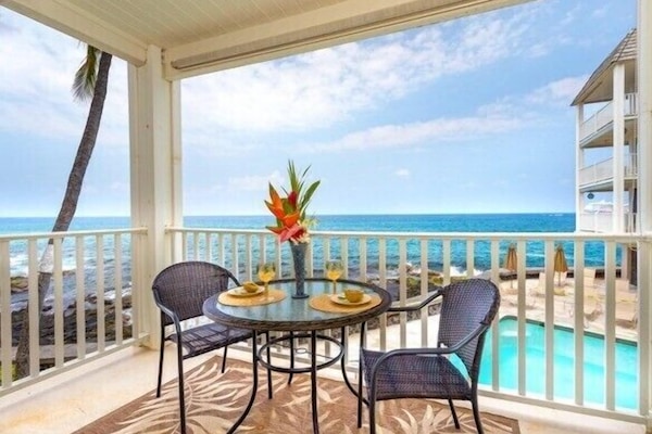 Dine oceanfront on your private lanai.
Enjoy turtles visiting the tidal pools below. Step out onto your lanai that nearly hangs over the Pacific, with views of tide pools, turtles, and eels right below.