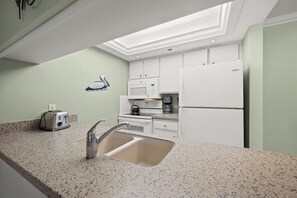 冷蔵庫、電子レンジ、オーブン、コンロ