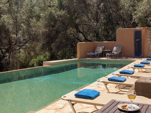 Villa Amoudia - Luxury Villa right on the beach with Private Pool