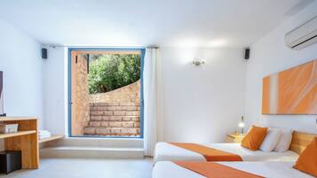 3 bedrooms, desk, iron/ironing board, WiFi