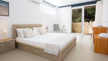 4 bedrooms, desk, iron/ironing board, WiFi