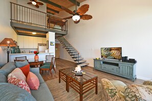 Smart TV, books - REDUCED RATES! 305 Beautiful oceanfront 2 bed, 2 bath 3rd floor (Lahaina)