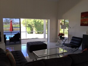 Een televisie en een kantoor