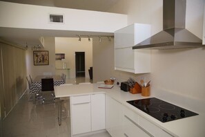 Kühlschrank, Mikrowelle, Ofen, Herdplatte