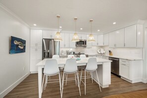 Kylskåp, mikrovågsugn, ugn och spishäll