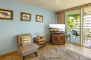 TV, books - Superb Oceanfront 🐠 Condo Over The Lagoon Garden! 🌺 Hale Kona Kai 411 (Kailua Kona)