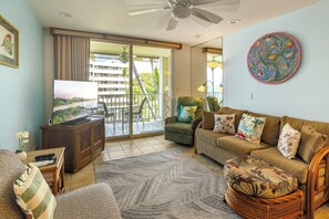 TV, books - Superb Oceanfront 🐠 Condo Over The Lagoon Garden! 🌺 Hale Kona Kai 411 (Kailua Kona)