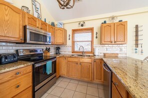 Full-sized fridge, microwave, oven, stovetop