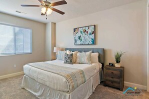 9 slaapkamers, een bureau, een strijkplank/strijkijzer, reisbedje