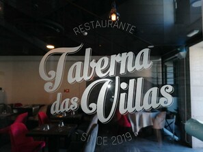 Breakfast, lunch and dinner served - 8 Villages executive (Santo Tirso)
