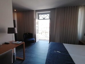 高级双人房或双床房 | 办公桌、笔记本电脑工作区、遮光窗帘、熨斗/熨板