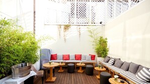 Habitación superior con 1 cama matrimonial o 2 individuales | Terraza o patio