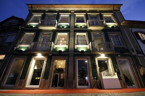 住宿正面 - 傍晚/夜晚