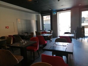 供应早餐、午餐和晚餐