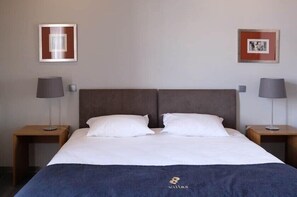 Superior Double or Twin Room | Meja, ruang kerja komputer riba, langsir/tirai gelap terus 