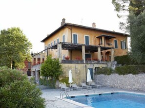 Pool - Montestigliano, an authentic farmhouse in the heart of Tuscany, is an oasis of peace and beauty that offers its guests refined residences and an enchanting view (Rosia - Sovicille)