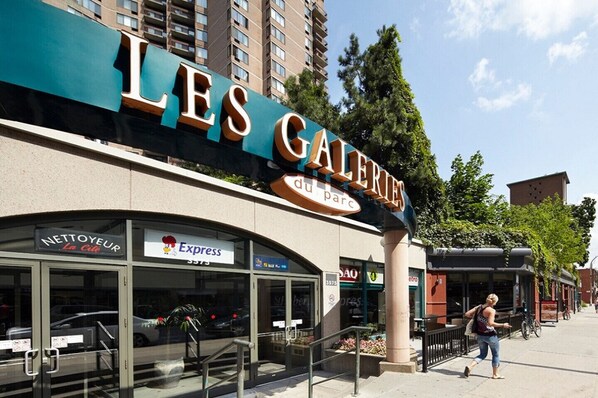 A building with a sign reading "LES GALERIES du parc".