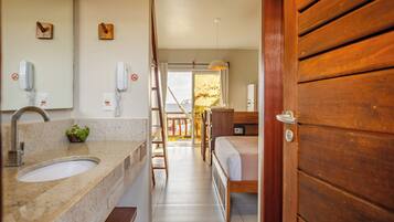 Rom – grand, parkutsikt | Safe på rommet, wi-fi (inkludert) og sengetøy