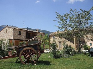 Property grounds - Casa Noriana F: A characteristic and welcoming apartment situated in a quiet location, surrounded by a wonderful garden, with Free WI-FI. (Sarnano)