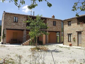 Exterior - Casa Noriana F: A characteristic and welcoming apartment situated in a quiet location, surrounded by a wonderful garden, with Free WI-FI. (Sarnano)