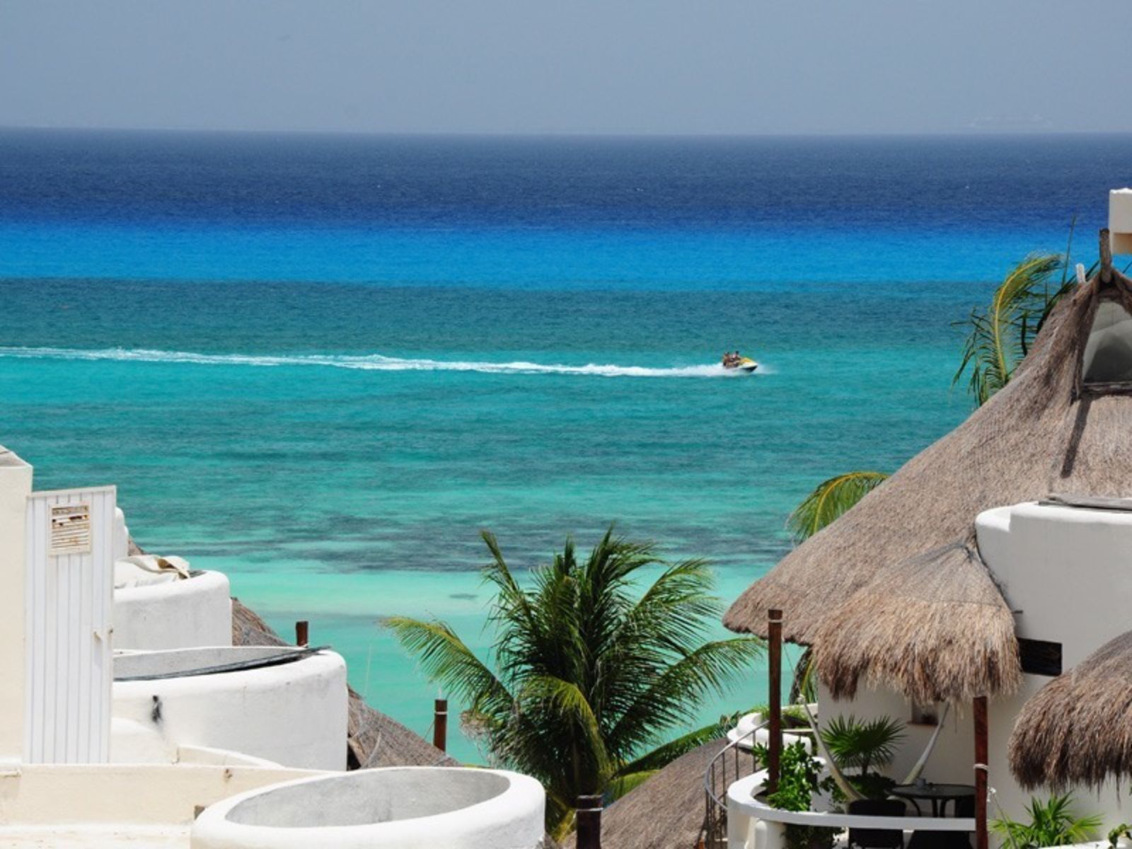 Aan het strand, ligstoelen aan het strand, strandlakens