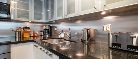 Réfrigérateur, micro-ondes, four, plaque de cuisson