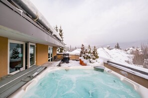 Outdoor spa tub - Blackcomb Ski-in/out | Private hot tub | BBQ (Whistler)