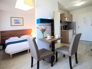 1 bedroom, internet, bed sheets