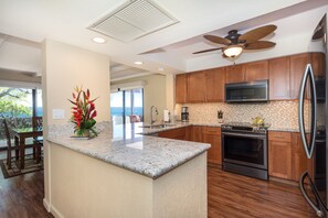 Kjøleskap, mikrobølgeovn, ovn og oppvaskmaskin