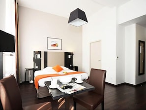 1 bedroom, internet, bed sheets