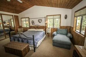 4 bedrooms, iron/ironing board, free WiFi, bed sheets - Big Olympic Getaway, Spacious 4b 3.5b, Sleeps 10, Pool Table and WiFi (Big Bear Lake)