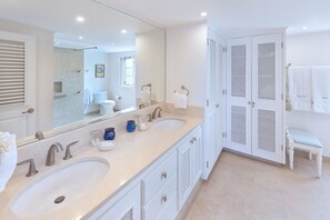 Douche, sèche-cheveux, serviettes fournies