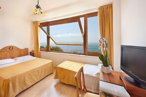 10 bedrooms, desk, iron/ironing board, free WiFi - Villa Libellula: A charming and bright three-story villa which faces the sun and the sea, with Free WI-FI. (Massa Lubrense)