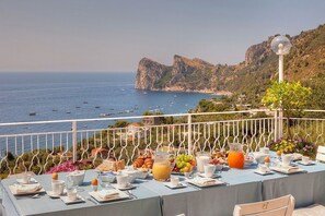 Outdoor dining - Villa Libellula: A charming and bright three-story villa which faces the sun and the sea, with Free WI-FI. (Massa Lubrense)