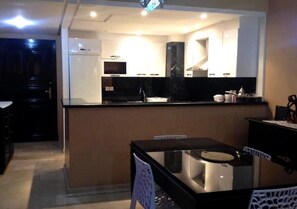 Réfrigérateur, four, plaque de cuisson, lave-vaisselle