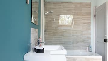 Junior Suite | Bathroom | Combined shower/tub, hair dryer, towels, soap