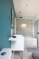 Junior Suite | Bathroom | Combined shower/tub, hair dryer, towels, soap