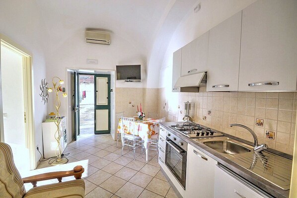 Fridge, oven, stovetop, coffee/tea maker