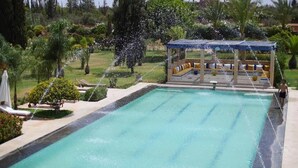 Outdoor pool, pool umbrellas, sun loungers - Villa Mi-Casa (Marrakech)
