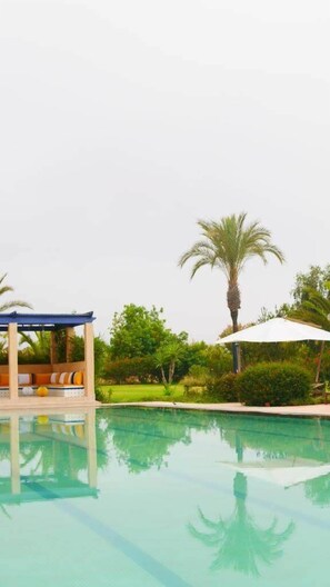 Utendørsbasseng, bassengparasoller og solsenger