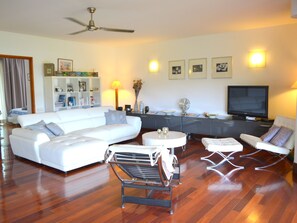 TV, DVD player, books, stereo