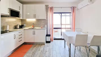 Refrigerador, microondas, horno y cafetera y tetera