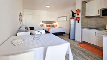 1 habitación, tabla de planchar con plancha, wifi gratis y ropa de cama