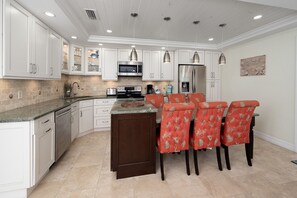 ثلاجة، ميكروويف، فرن، موقد طهي مسطح