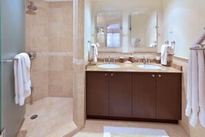 Combined shower/tub, hair dryer, towels