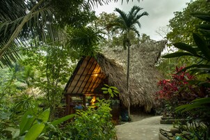 Fachada de la propiedad por la tarde o noche